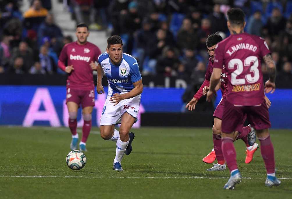 Guido Carrillo maneja el balón en el juego ante el Alavés 