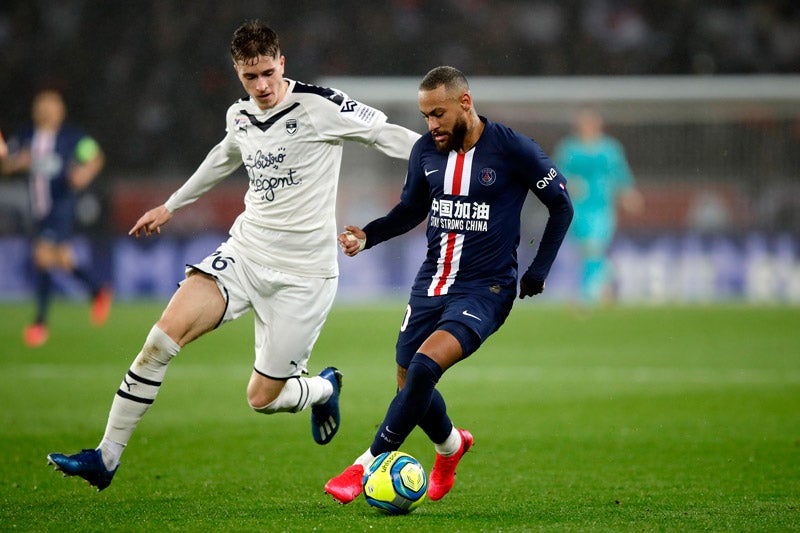 Neymar durante un duelo con el PSG