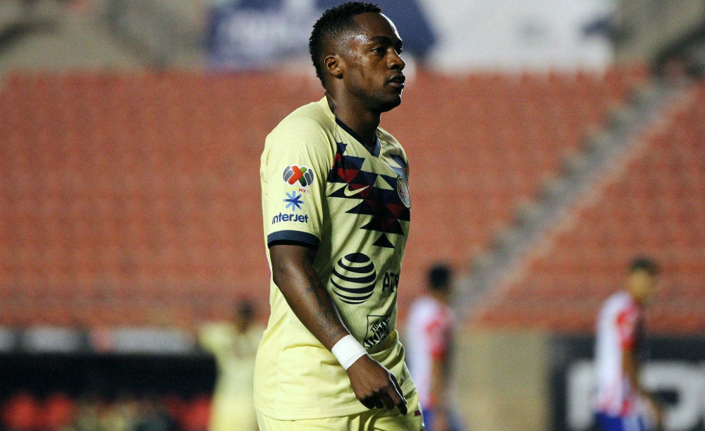 Renato Ibarra durante un partido con América