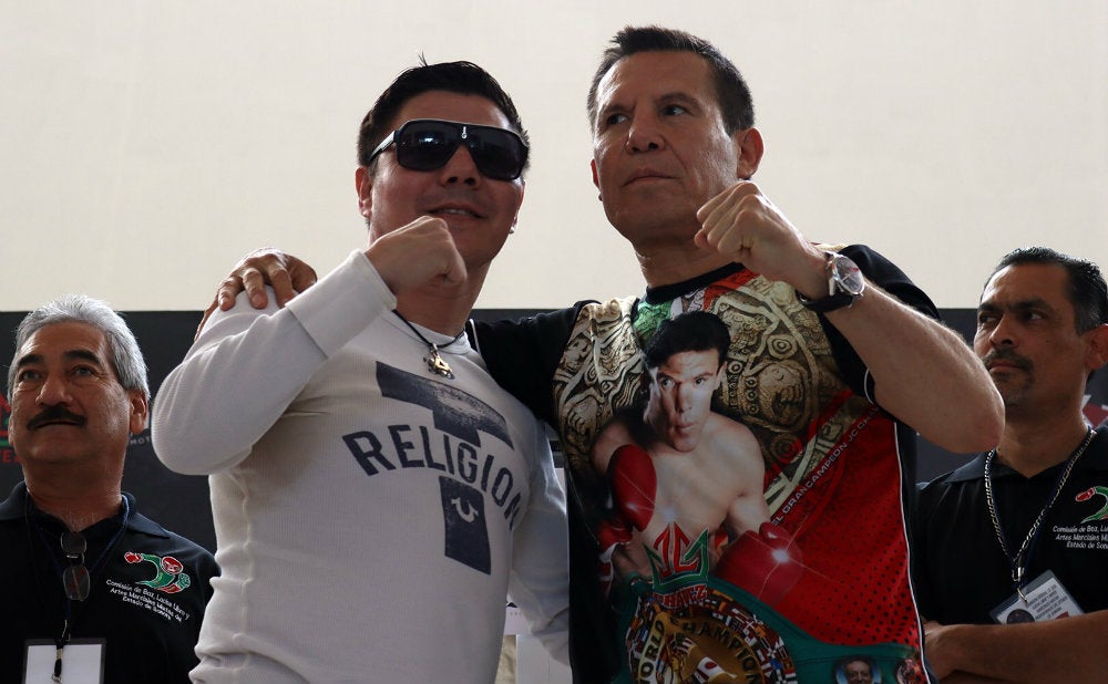 Travieso Arce junto a Julio César Chávez