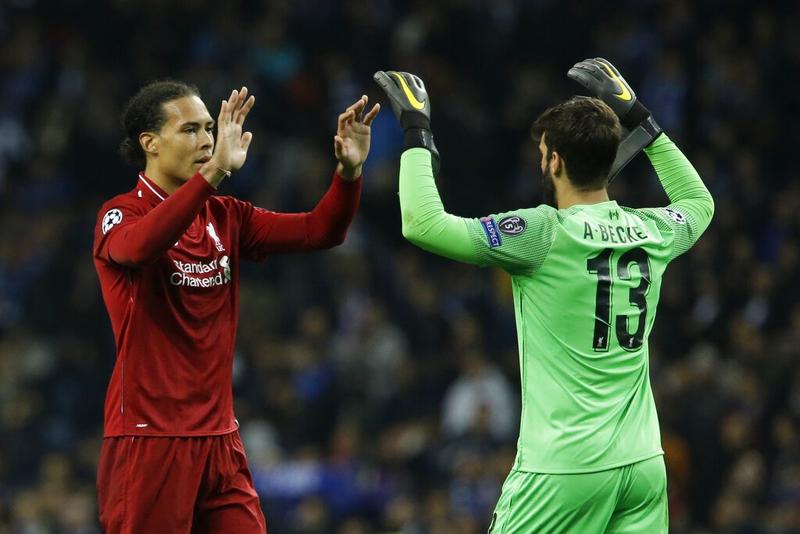 Van Dijk y Alisson en festejo