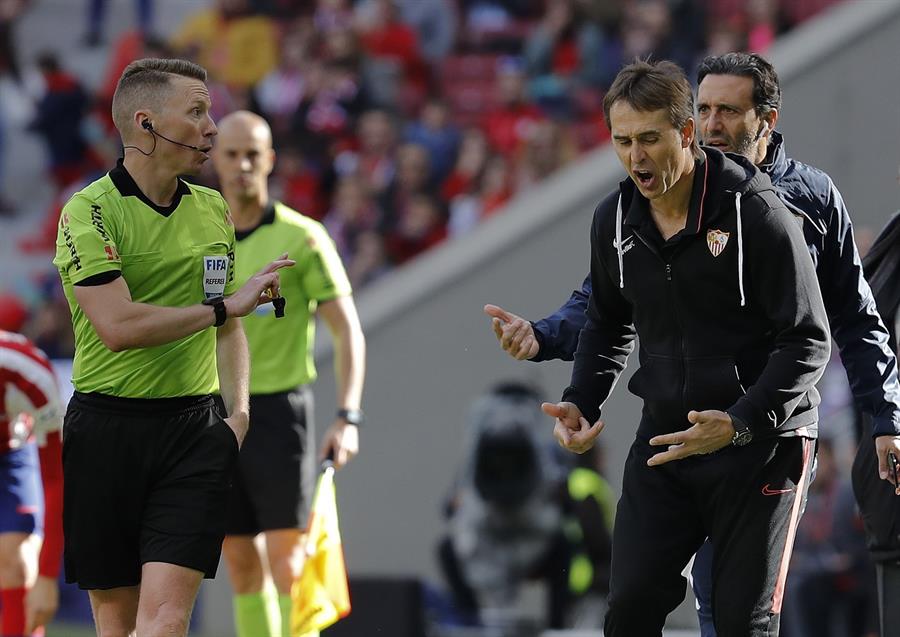 Julen Lopetegui protesta ante el árbitro Alejandro Hernández