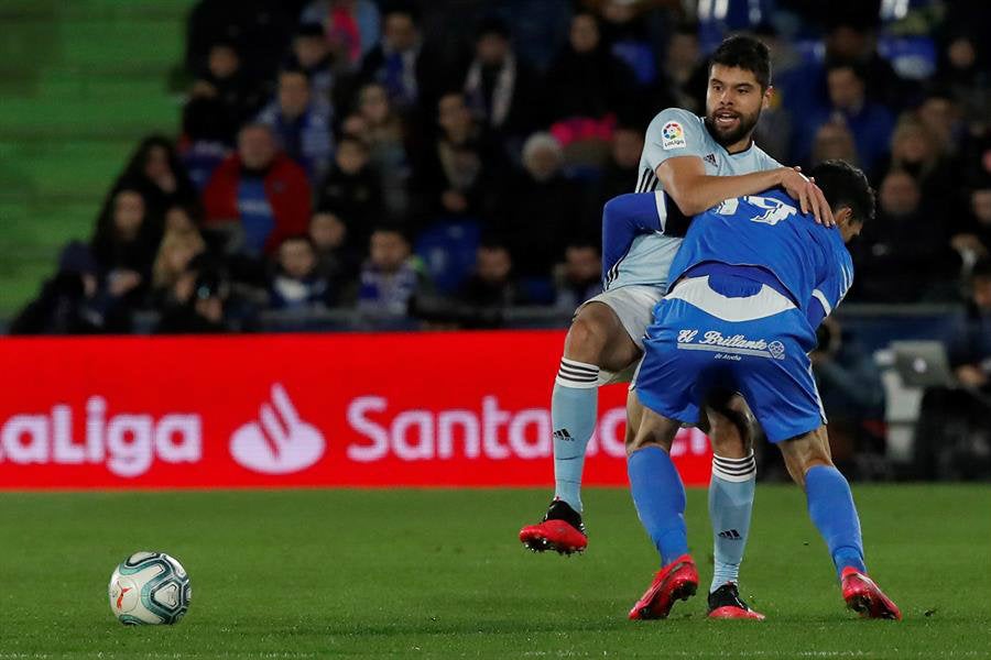 El mexicano peleando el balón