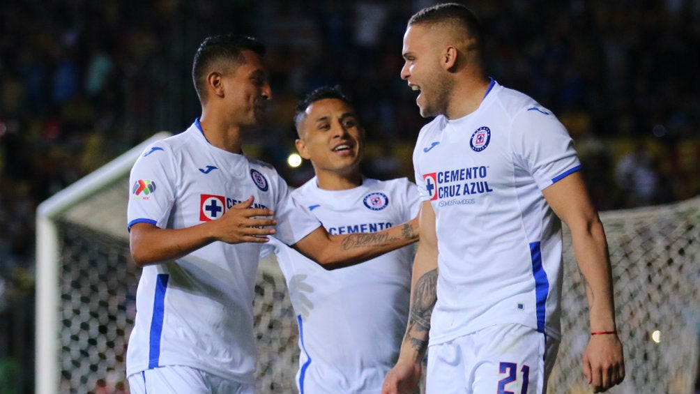 Cruz Azul en festejo de gol