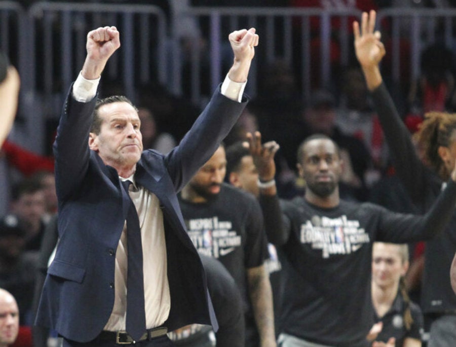 El entrenador festeja con los Nets