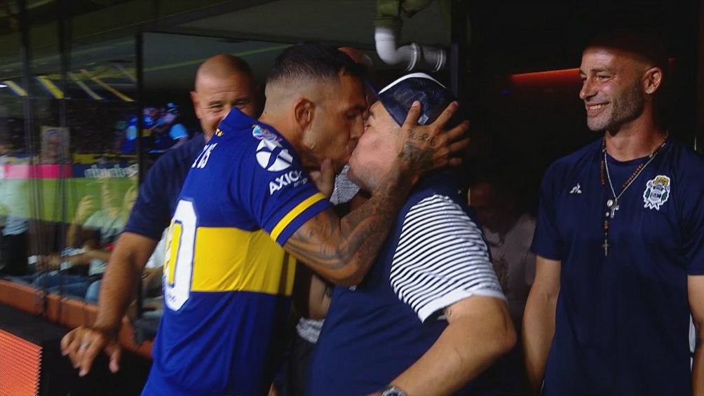 Maradona y Tevez en beso