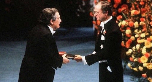 Octavio Paz recibiendo el Nobel de Literatura