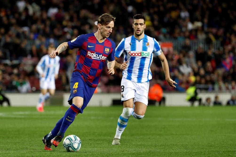  Ivan Rakitic conduce el balón ante Mikel Merino