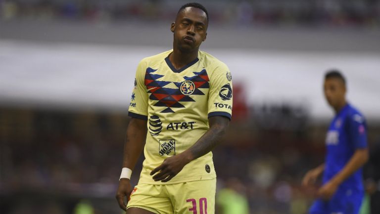 Renato Ibarra durante un partido con América 