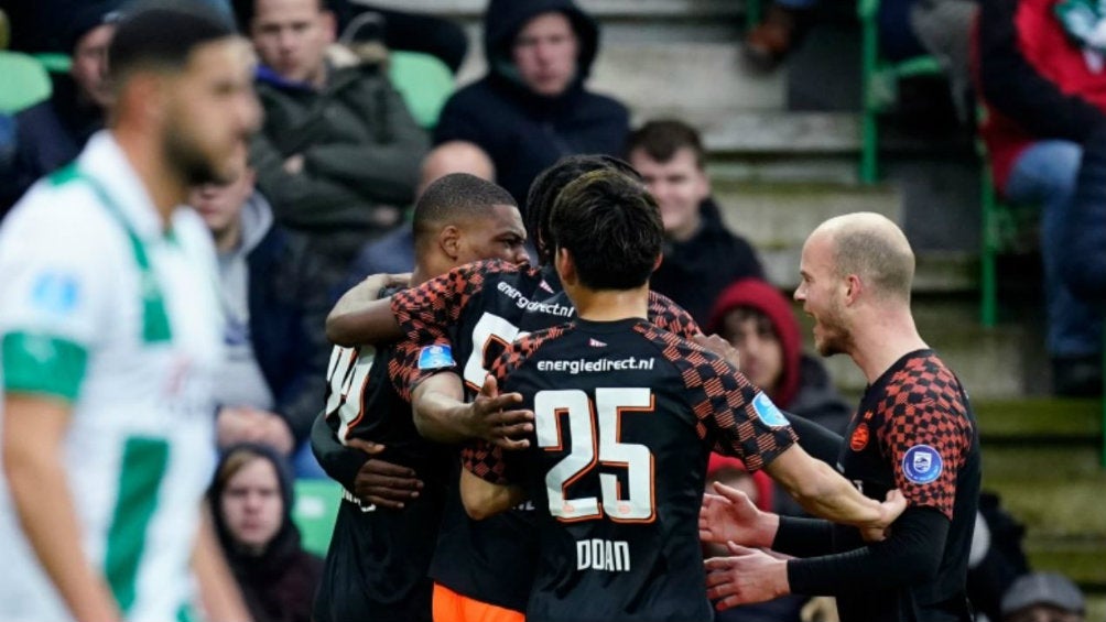 Jugadores del PSV celebran una diana sobre el Groningen