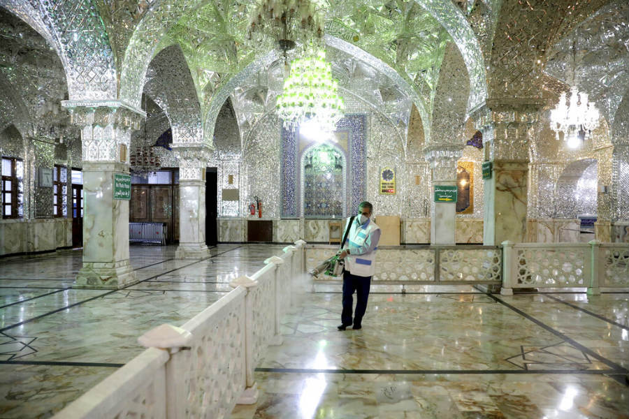 Un hombre desinfecta el santuario del imán Abdulazim