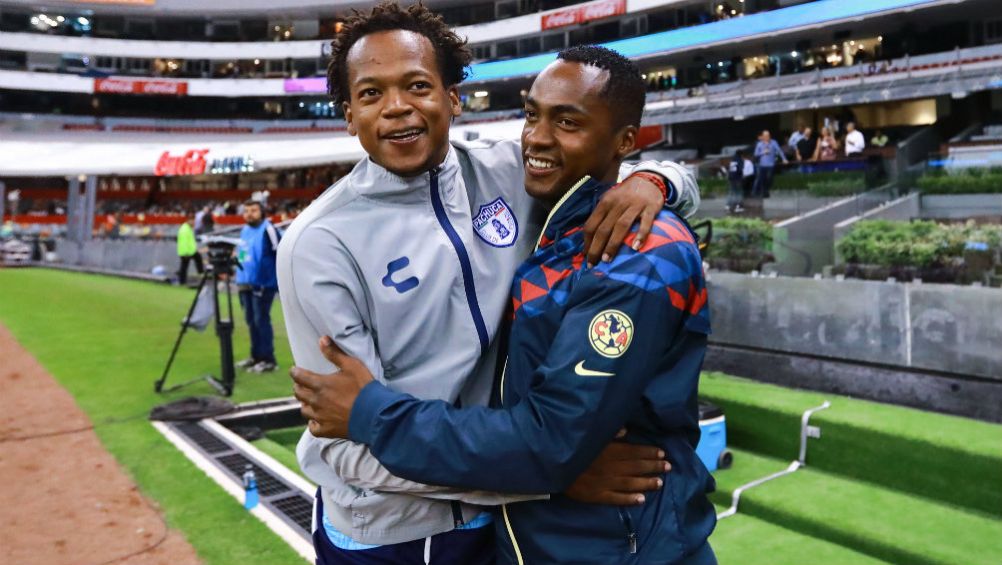 Romario y Renato Ibarra en el Estadio Azteca