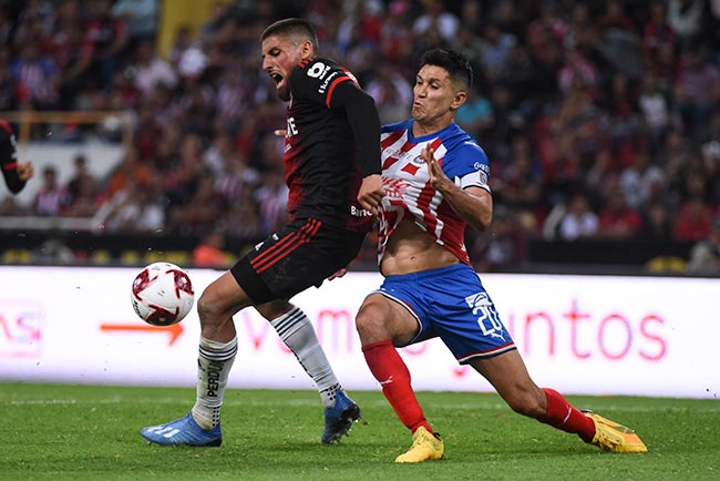 Jeraldino y Molina forcejean en el Clásico Tapatío