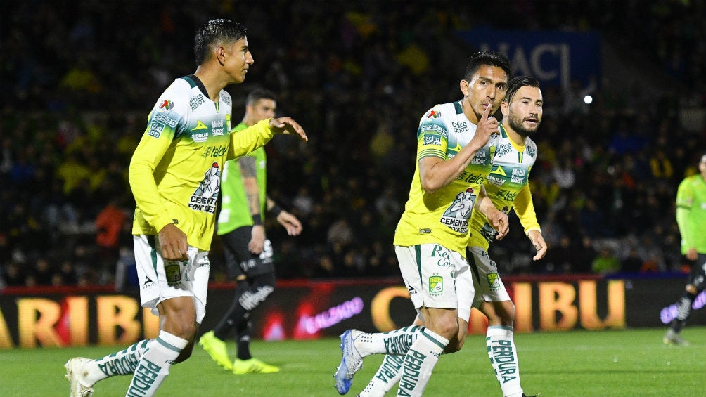 Ángel Mena celebrando un gol ante Juárez