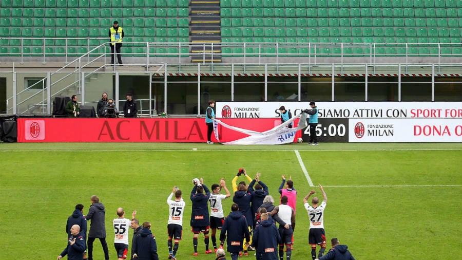 Jugadores del Genoa celebran el triunfo sin público en San Siro