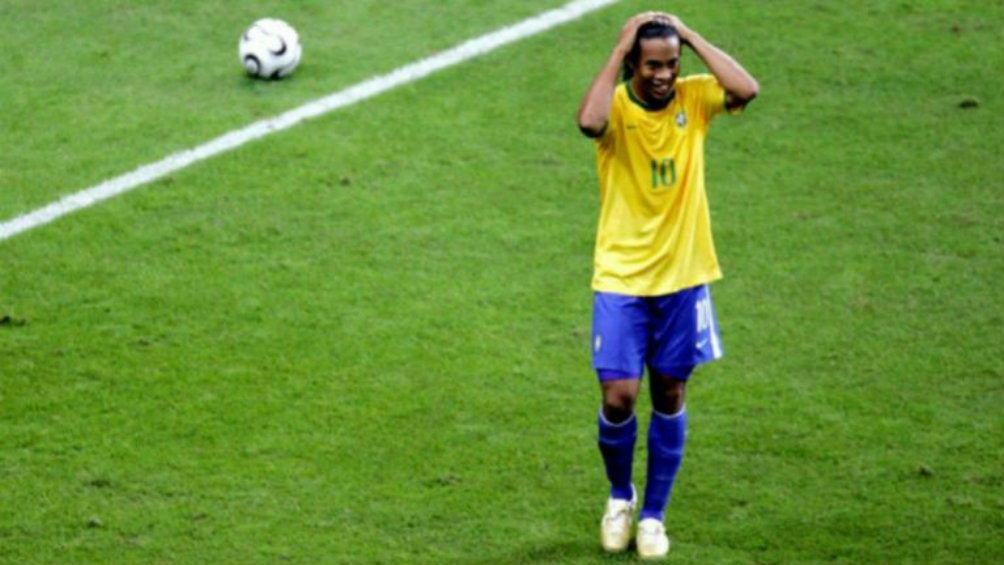 Ronaldinho se lamenta en partido de Brasil 