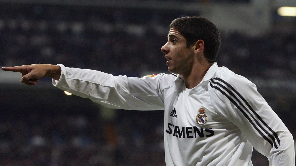 Cicinho durante un partido con el Real Madrid