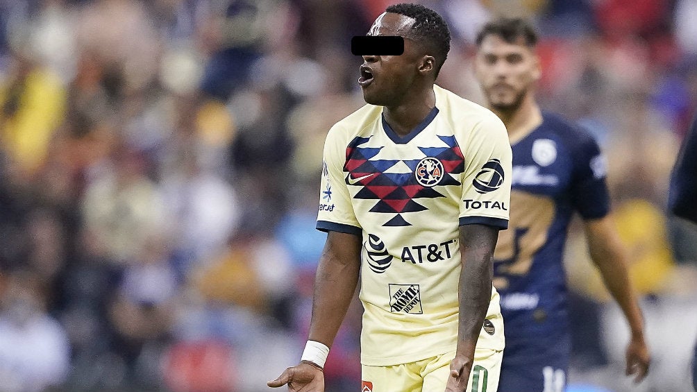 Renato 'N' se molesta durante un juego de las Águilas