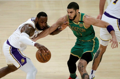 El 'Rey' y Jayson Tatum durante un partido