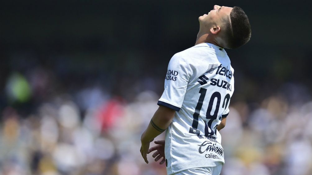 Marco García durante un partido con Pumas