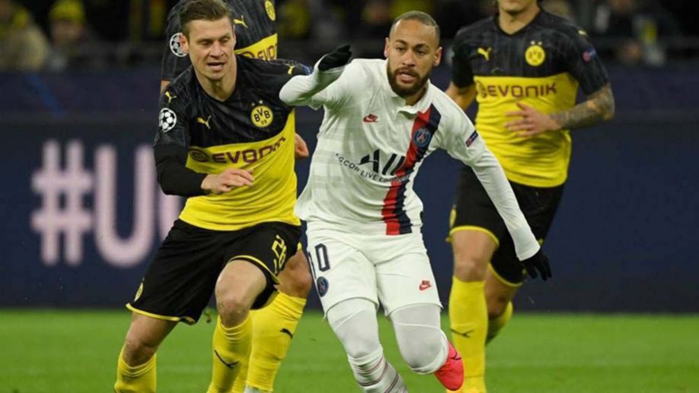 Pelea por el esférico en el duelo de Ida entre Borussia Dortmund y PSG