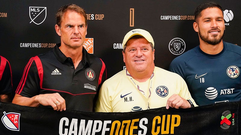 De Boer y Piojo Herrera previo a un duelo en Campeones Cup 