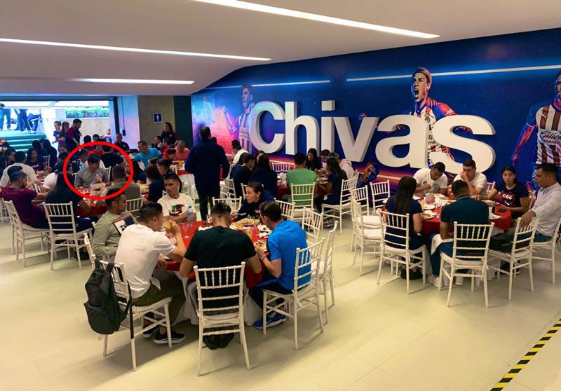 Jugadores de Chivas en un convivio 