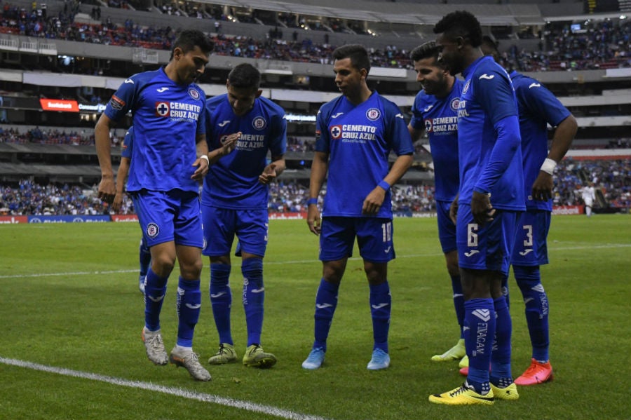 Jugadores de Cruz Azul en juego ante el Portmore United