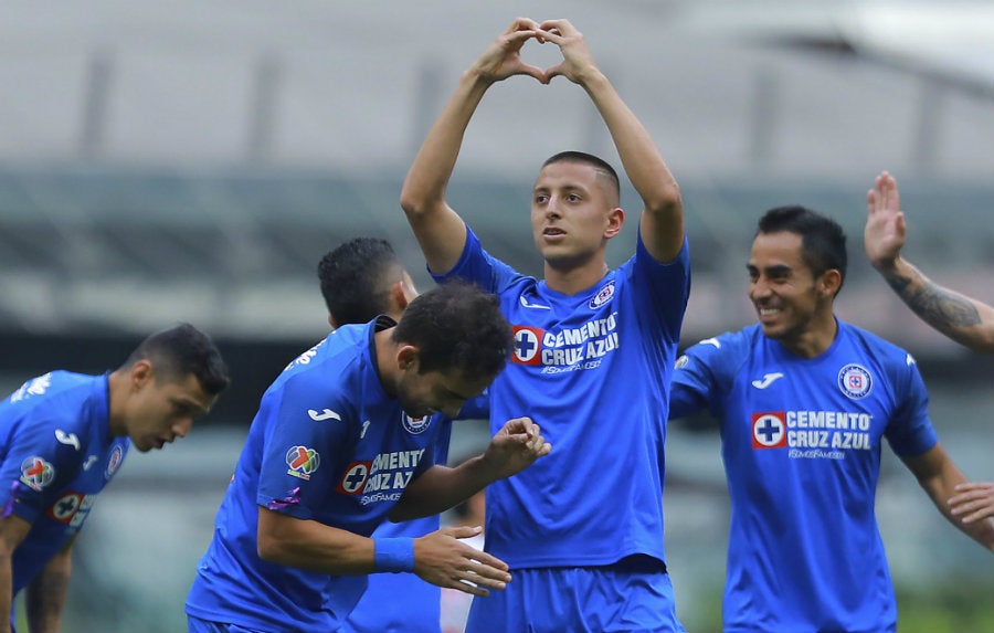 Roberto Alvarado celebra un gol con sus compañeros