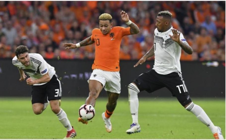 Holanda y Memphis Depay en un juego ante Alemania 