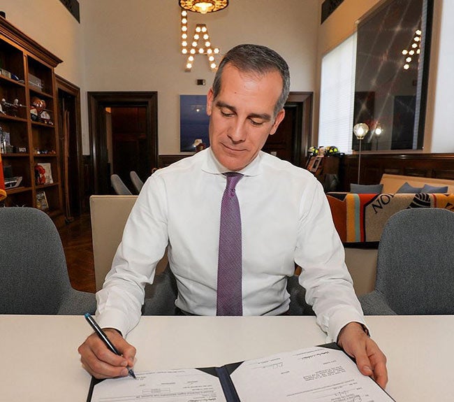 Garcetti firma un documento