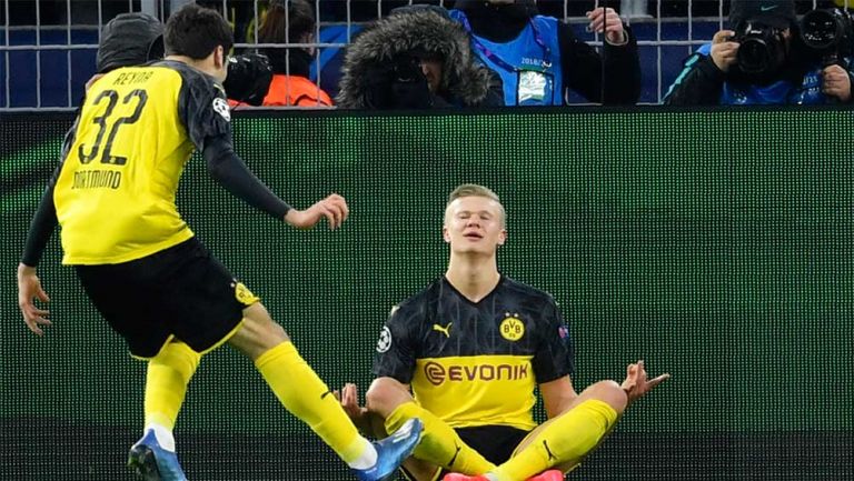 Erling Haland durante festeja un gol con el BVB