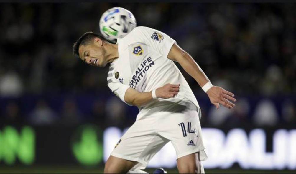 Hernández intenta rematar un balón con el Galaxy 