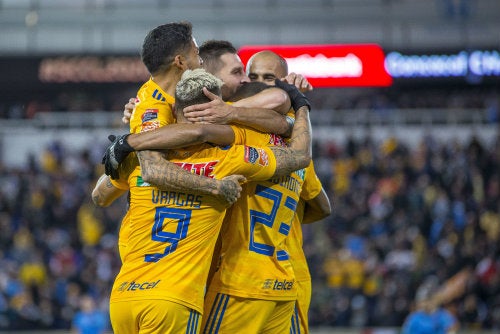 Jugadores de la UANL festejan un gol