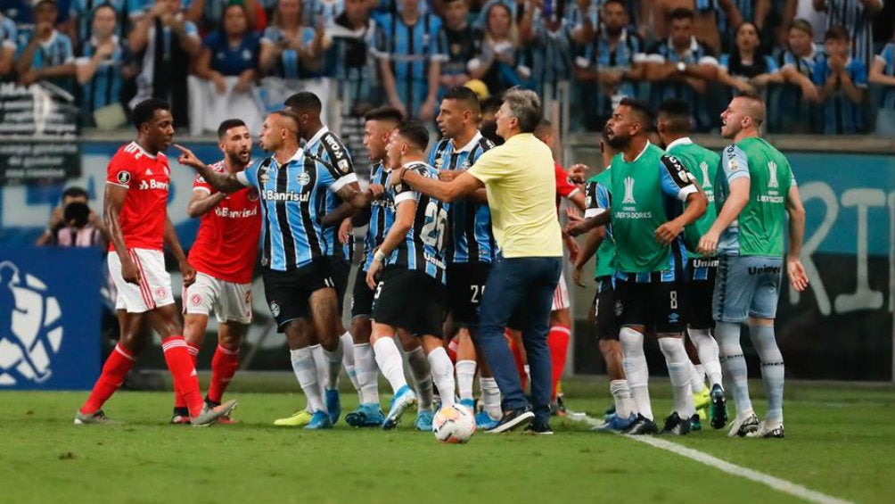 Jugadores del Gremio e Internacional discuten en un cotejo