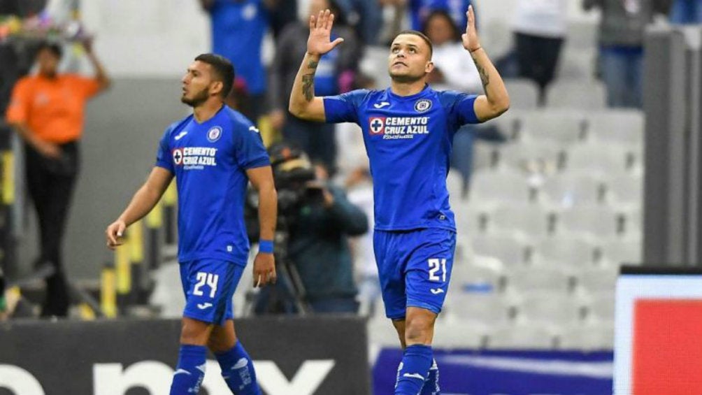 Jonathan Rodríguez celebra anotación ante Pachuca