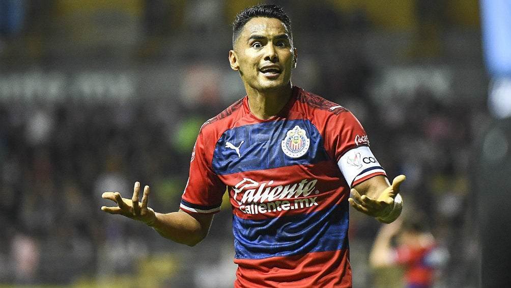 Gallito Vázquez en partido con Chivas