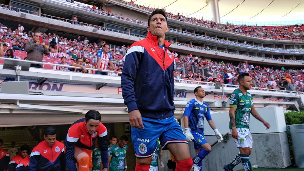 Jesús Molina salta a la cancha del Estadio Akron