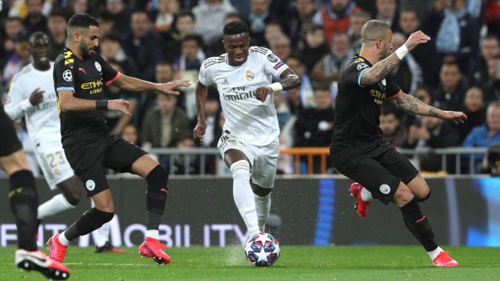 Vinicius conduce el balón en el Real Madrid vs Man City