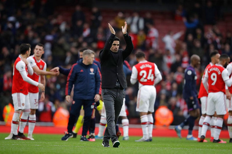 El entrenador de los Gunners aplaude tras un partido