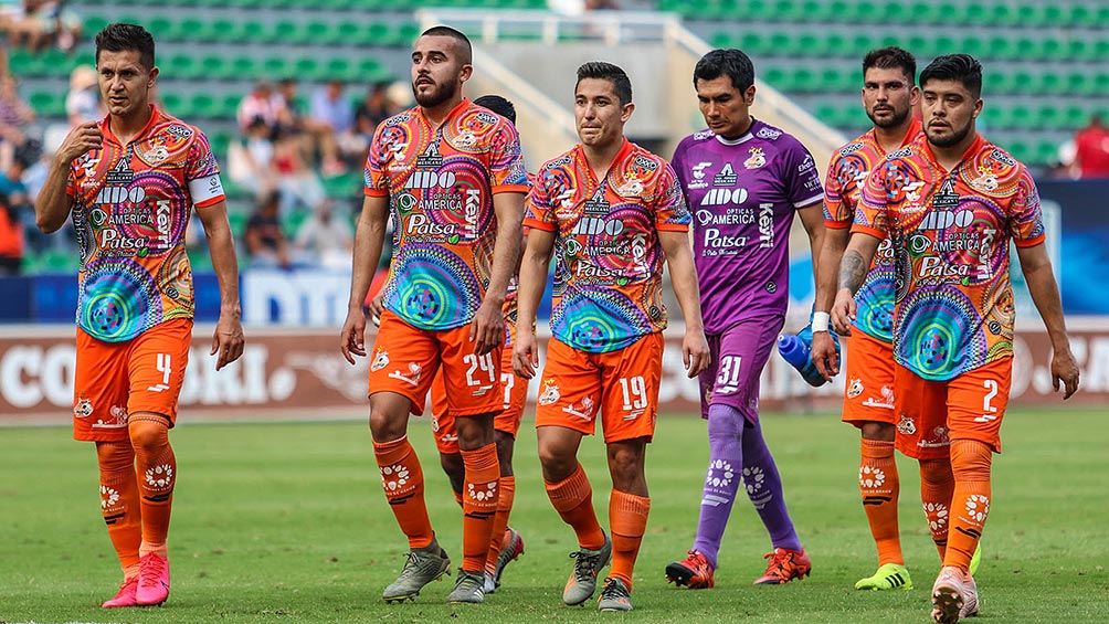 Jugadores de Alebrijes al final de un partido