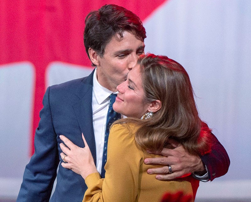 Justin Trudeau da un beso a su esposa