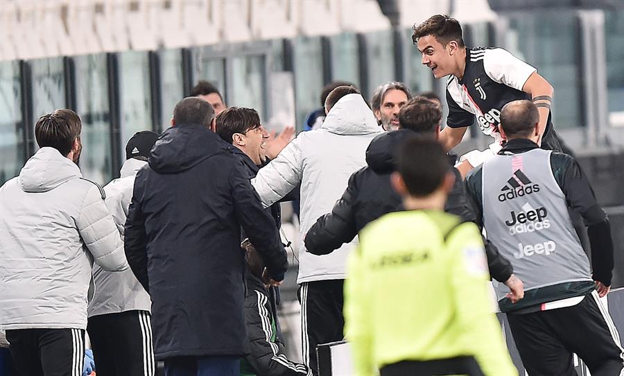 Dybala festeja una anotación con Juventus