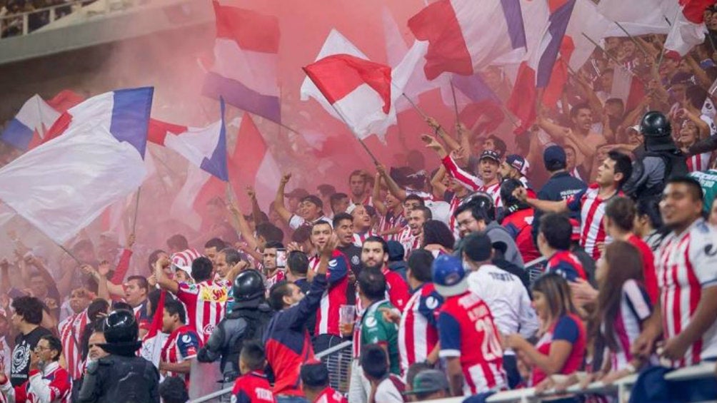 Afición de Chivas canta desde la tribuna