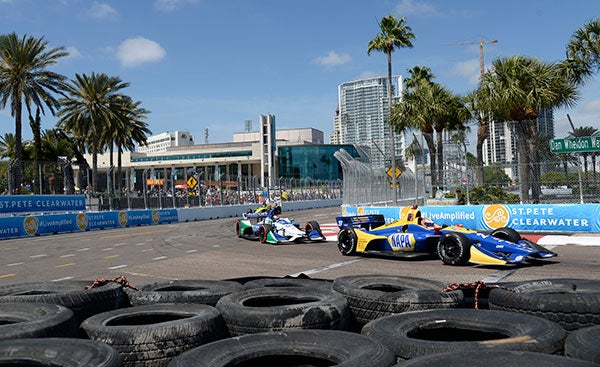 Alexander Rossi (27) y Marco Andretti (98) conducen en un GP de IndyCar 