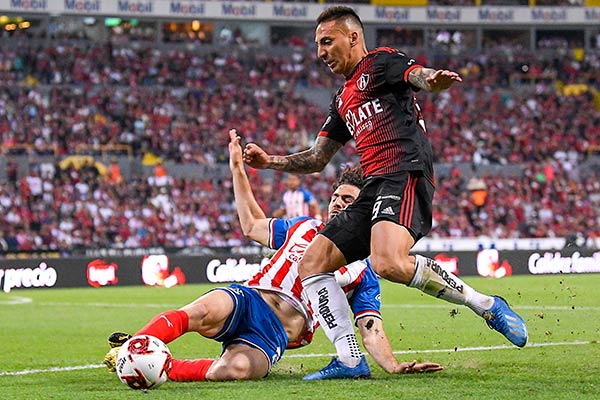 El defensa de Chivas en una barrida durante el Clásico Tapatío 