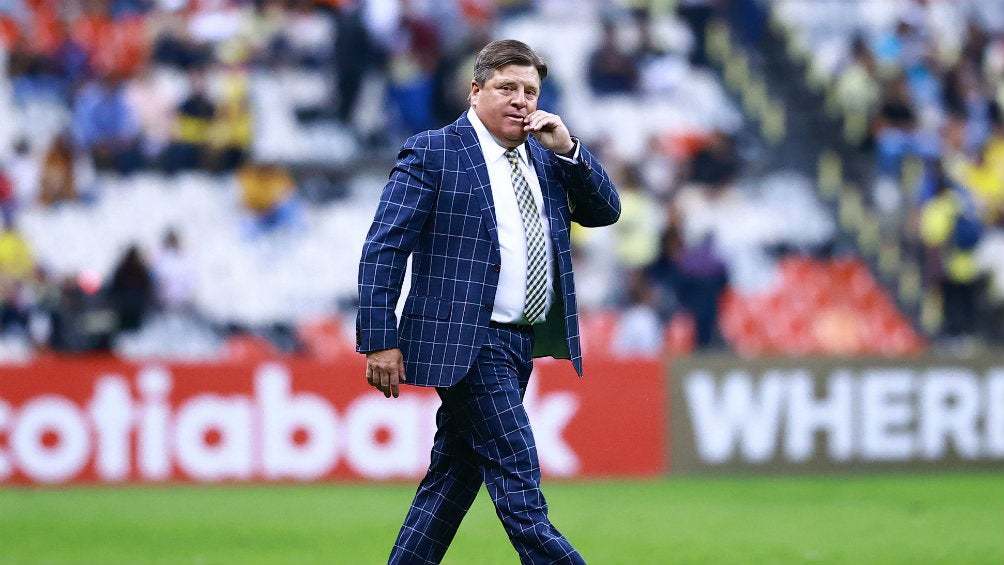 Miguel Herrera previo a un partido con América