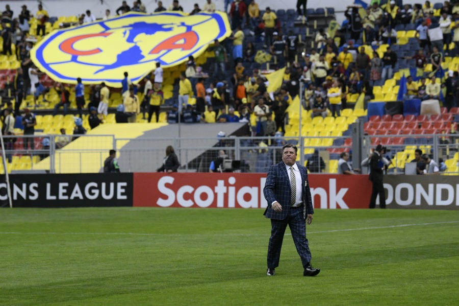 Miguel Herrera previo a un partido con América