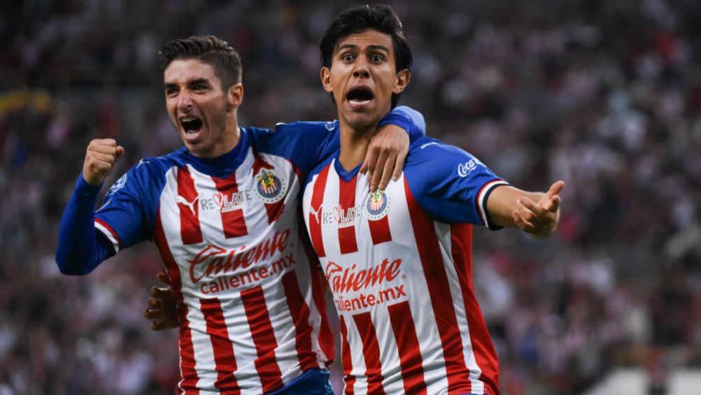 Brizuela y Macías celebrando una anotación con Chivas