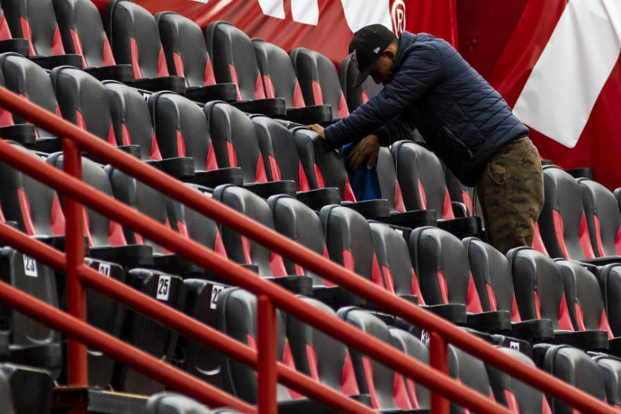 Limpieza de asientos en el Estadio Caliente